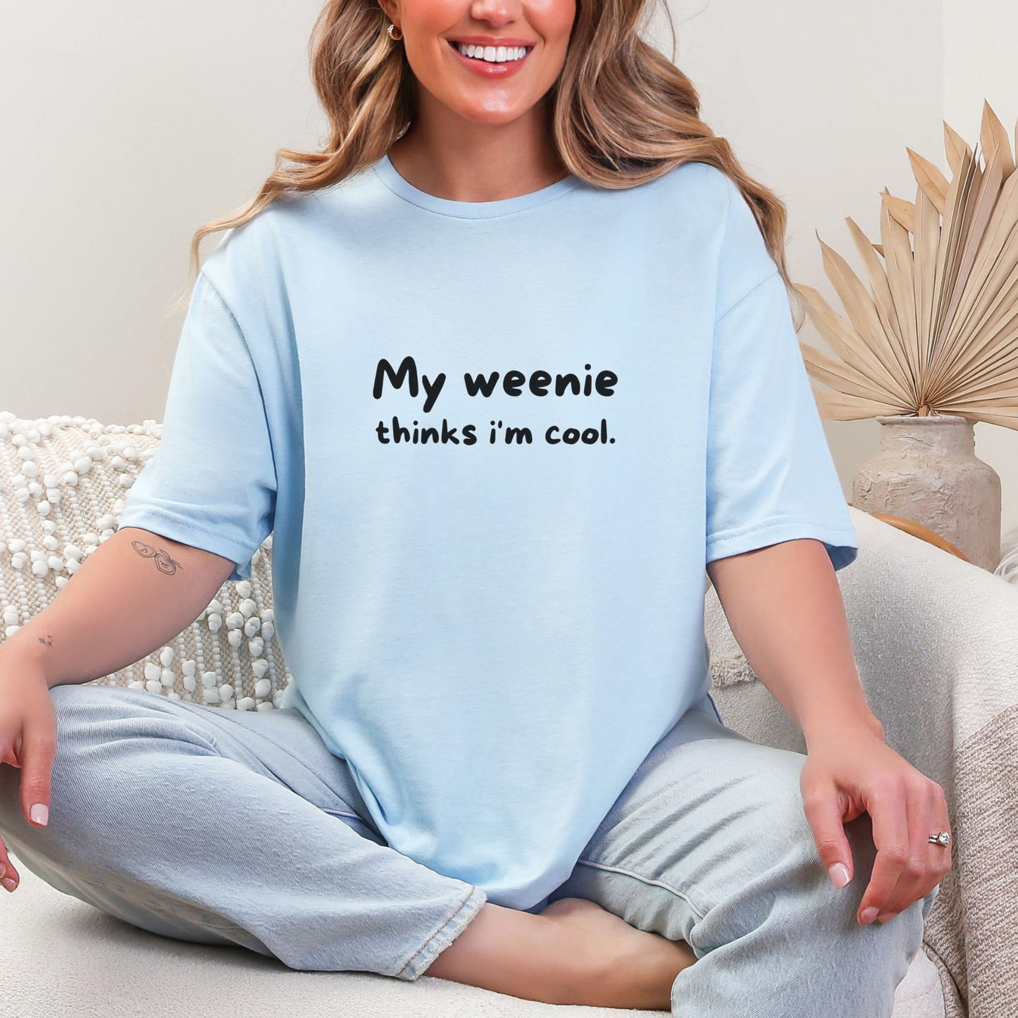 Mon petit bout pense que je suis cool T-shirt