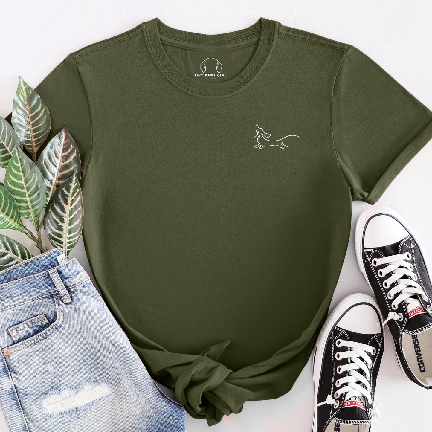 T-shirt teckel mignon avec motif gribouillis sur la poitrine