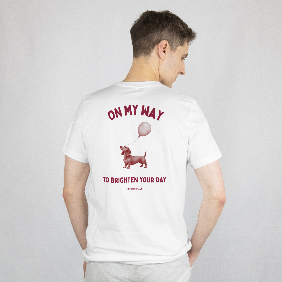 On my way - bordeaux - dachshund T-shirt