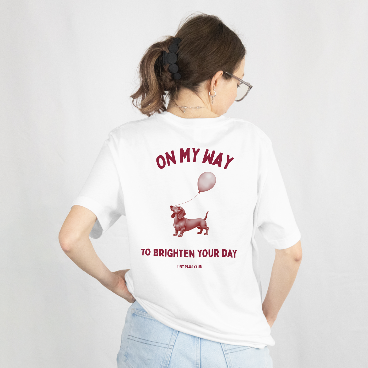 On my way - bordeaux - dachshund T-shirt