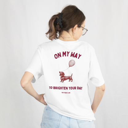 On my way - bordeaux - dachshund T-shirt