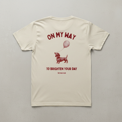 On my way - bordeaux - dachshund T-shirt